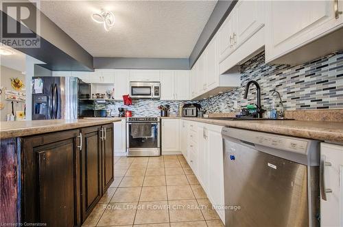 187 Huck Crescent, Kitchener, ON - Indoor Photo Showing Kitchen With Upgraded Kitchen