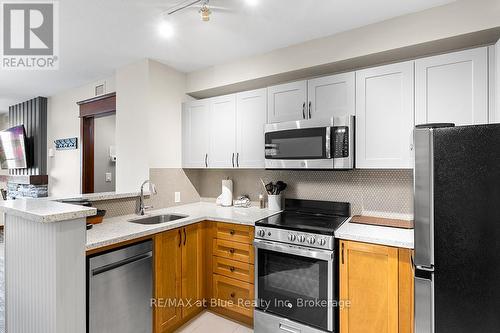 326 - 152 Jozo Weider Boulevard S, Blue Mountains (Blue Mountain Resort Area), ON - Indoor Photo Showing Kitchen