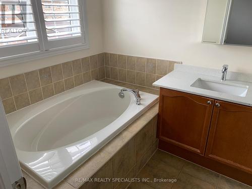 3746 Nightstar Drive, Mississauga, ON - Indoor Photo Showing Bathroom