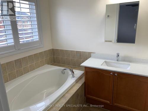 3746 Nightstar Drive, Mississauga, ON - Indoor Photo Showing Bathroom