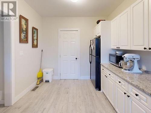 5557 Park Ave, Powell River, BC - Indoor Photo Showing Kitchen