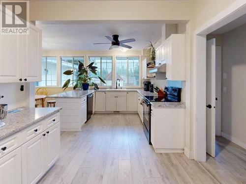 5557 Park Ave, Powell River, BC - Indoor Photo Showing Kitchen