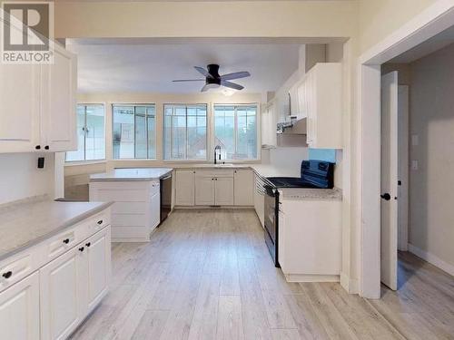 5557 Park Ave, Powell River, BC - Indoor Photo Showing Kitchen With Double Sink