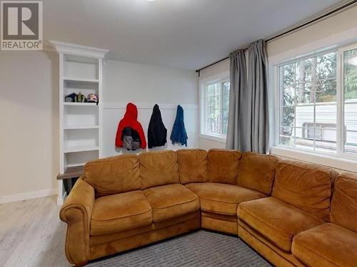 5557 Park Ave, Powell River, BC - Indoor Photo Showing Living Room