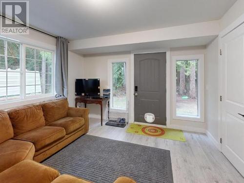 5557 Park Ave, Powell River, BC - Indoor Photo Showing Living Room