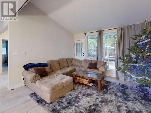 5557 Park Ave, Powell River, BC - Indoor Photo Showing Living Room