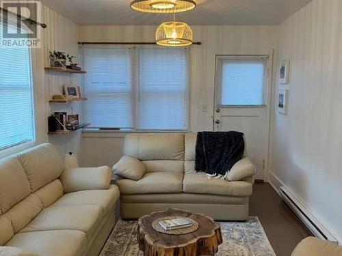 5557 Park Ave, Powell River, BC - Indoor Photo Showing Living Room