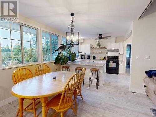 5557 Park Ave, Powell River, BC - Indoor Photo Showing Dining Room