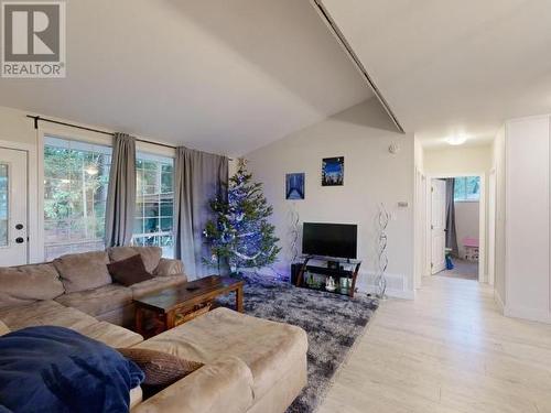 5557 Park Ave, Powell River, BC - Indoor Photo Showing Living Room