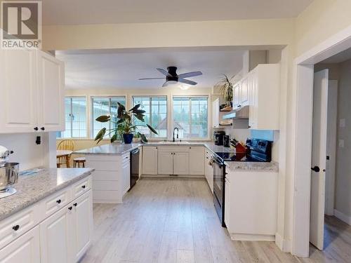 5557 Park Ave, Powell River, BC - Indoor Photo Showing Kitchen