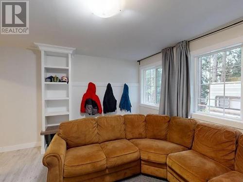 5557 Park Ave, Powell River, BC - Indoor Photo Showing Living Room