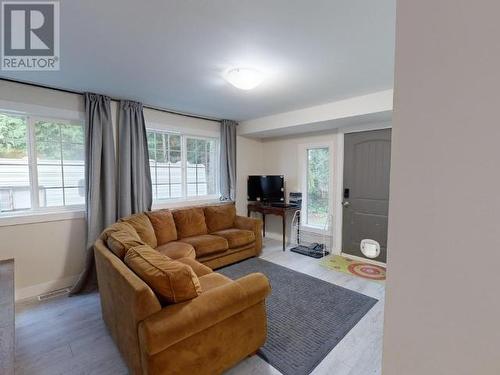 5557 Park Ave, Powell River, BC - Indoor Photo Showing Living Room