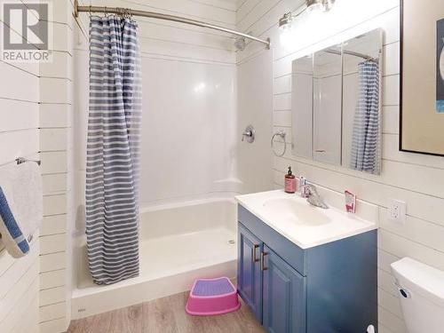 5557 Park Ave, Powell River, BC - Indoor Photo Showing Bathroom