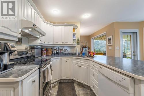 1002 Peachcliff Drive, Okanagan Falls, BC - Indoor Photo Showing Kitchen