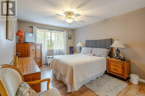 1002 Peachcliff Drive, Okanagan Falls, BC - Indoor Photo Showing Bedroom