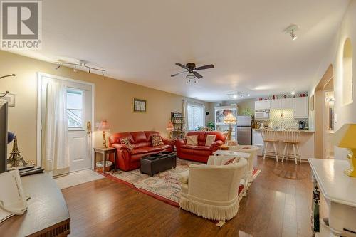 1002 Peachcliff Drive, Okanagan Falls, BC - Indoor Photo Showing Living Room