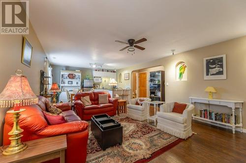 1002 Peachcliff Drive, Okanagan Falls, BC - Indoor Photo Showing Living Room