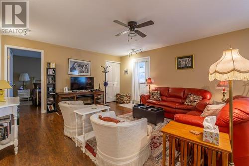 1002 Peachcliff Drive, Okanagan Falls, BC - Indoor Photo Showing Living Room