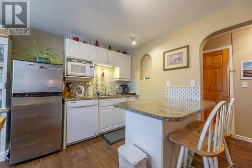 1002 Peachcliff Drive, Okanagan Falls, BC - Indoor Photo Showing Kitchen