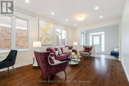 369 Snoek Point, Milton, ON - Indoor Photo Showing Living Room