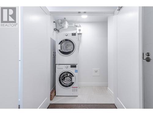 9Xx 3331 No 3 Road, Richmond, BC - Indoor Photo Showing Laundry Room