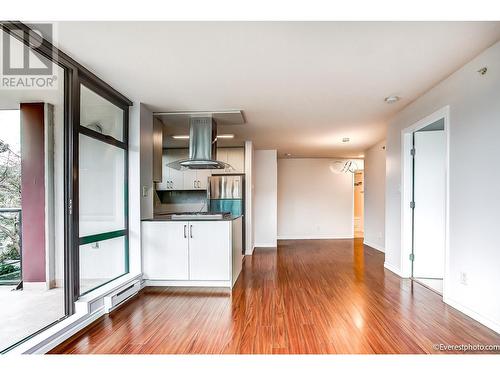 5Xx 5933 Cooney Road, Richmond, BC - Indoor Photo Showing Kitchen