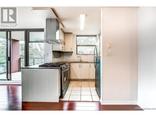 5Xx 5933 Cooney Road, Richmond, BC - Indoor Photo Showing Kitchen