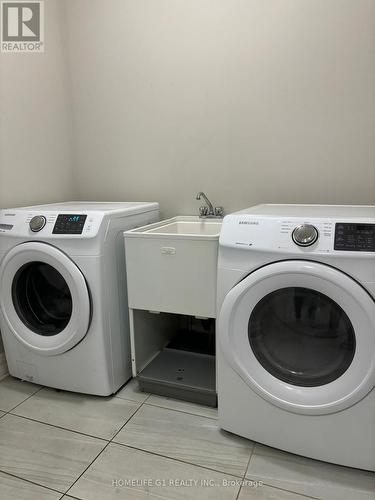 439 Sophia Crescent, London, ON - Indoor Photo Showing Laundry Room