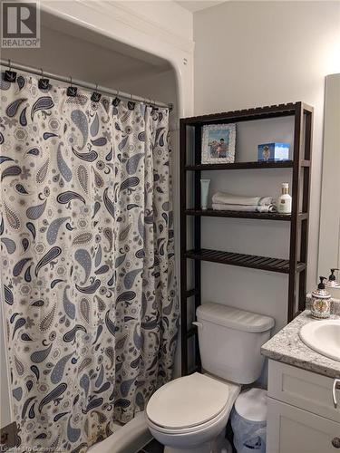 Bathroom featuring a shower with shower curtain, vanity, and toilet - 9 Hyde Park Mews, Kitchener, ON - Indoor Photo Showing Bathroom