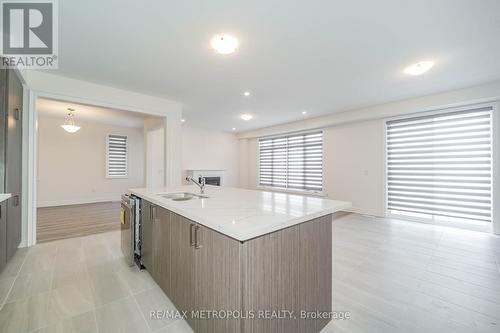 22 Wraggs Road, Bradford West Gwillimbury, ON - Indoor Photo Showing Kitchen