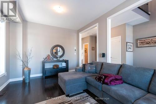 29 Nadmarc Court, Essa, ON - Indoor Photo Showing Living Room