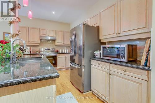 287 Frank Endean Road, Richmond Hill, ON - Indoor Photo Showing Kitchen With Double Sink