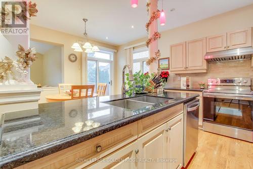 287 Frank Endean Road, Richmond Hill, ON - Indoor Photo Showing Kitchen With Double Sink