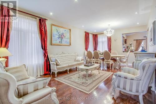 287 Frank Endean Road, Richmond Hill, ON - Indoor Photo Showing Living Room