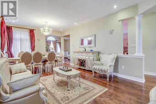 287 Frank Endean Road, Richmond Hill, ON - Indoor Photo Showing Living Room