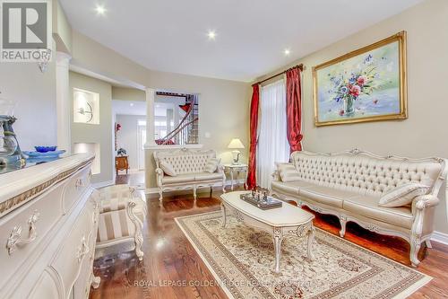 287 Frank Endean Road, Richmond Hill, ON - Indoor Photo Showing Living Room