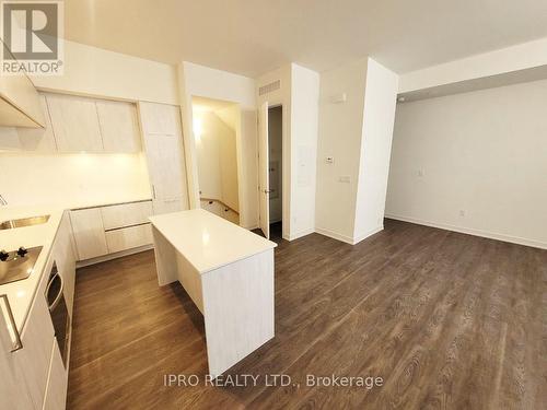 1216 - 8 David Eyer Road, Richmond Hill, ON - Indoor Photo Showing Kitchen