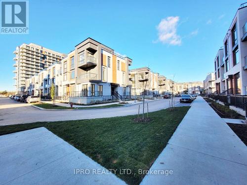 1216 - 8 David Eyer Road, Richmond Hill, ON - Outdoor