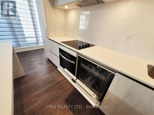 1216 - 8 David Eyer Road, Richmond Hill, ON - Indoor Photo Showing Kitchen