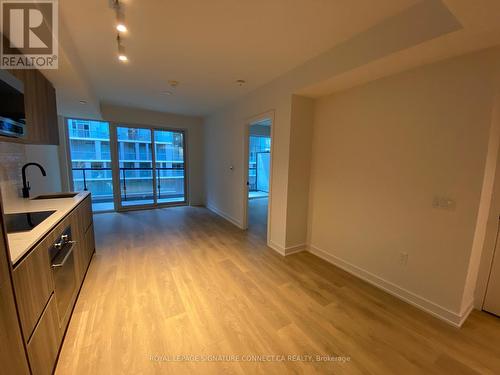 422 - 117 Broadway Avenue, Toronto, ON - Indoor Photo Showing Kitchen