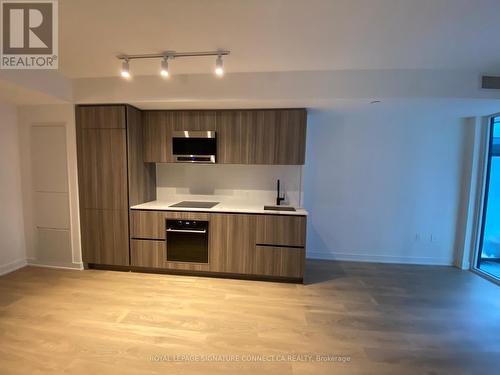 422 - 117 Broadway Avenue, Toronto, ON - Indoor Photo Showing Kitchen