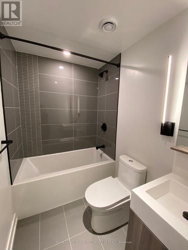 422 - 117 Broadway Avenue, Toronto, ON - Indoor Photo Showing Bathroom