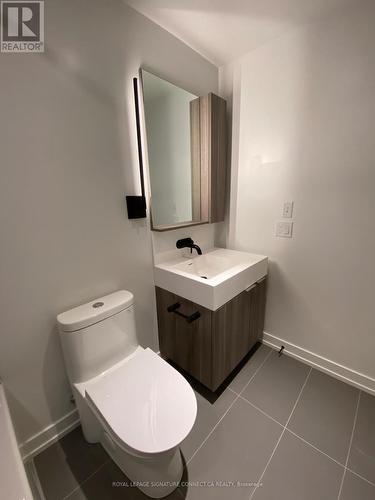 422 - 117 Broadway Avenue, Toronto, ON - Indoor Photo Showing Bathroom