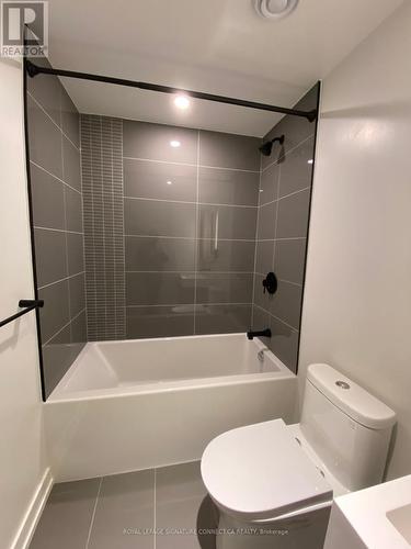 422 - 117 Broadway Avenue, Toronto, ON - Indoor Photo Showing Bathroom