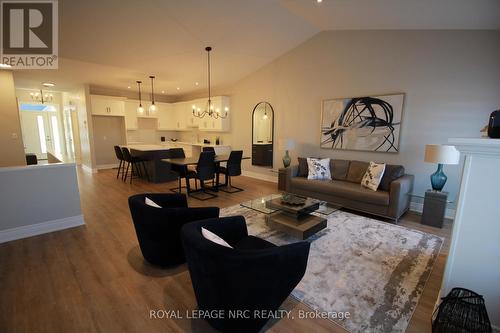 4 Peachtree Lane, Niagara-On-The-Lake, ON - Indoor Photo Showing Living Room