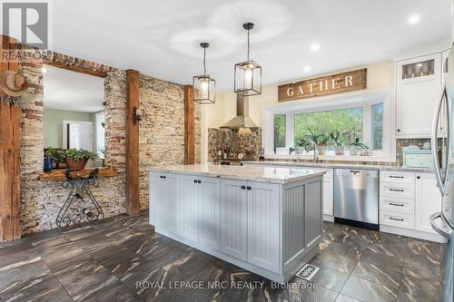 1562 Ridge Road N, Fort Erie (Ridgeway), ON - Indoor Photo Showing Kitchen With Upgraded Kitchen