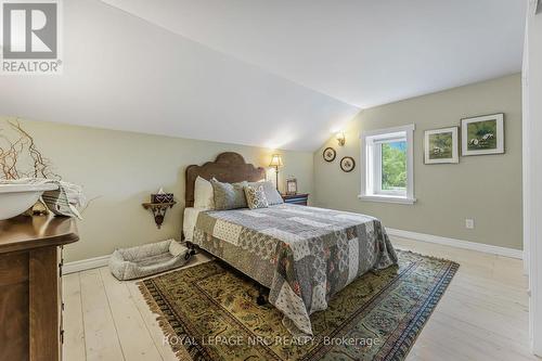 1562 Ridge Road N, Fort Erie (Ridgeway), ON - Indoor Photo Showing Bedroom