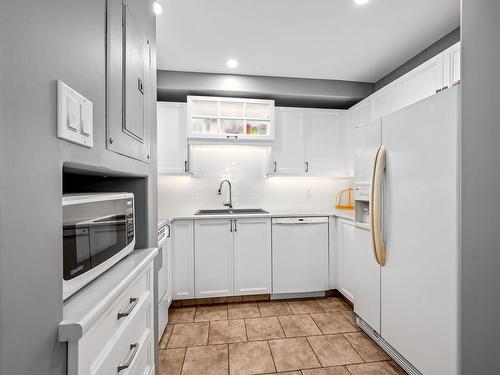 101-130 Back Rd, Courtenay, BC - Indoor Photo Showing Kitchen