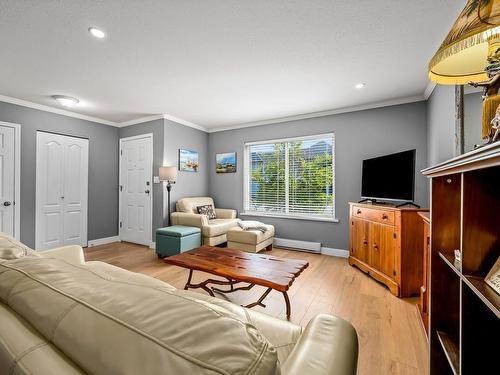 101-130 Back Rd, Courtenay, BC - Indoor Photo Showing Living Room