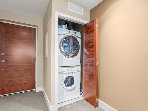 302-828 Rupert Terr, Victoria, BC - Indoor Photo Showing Laundry Room